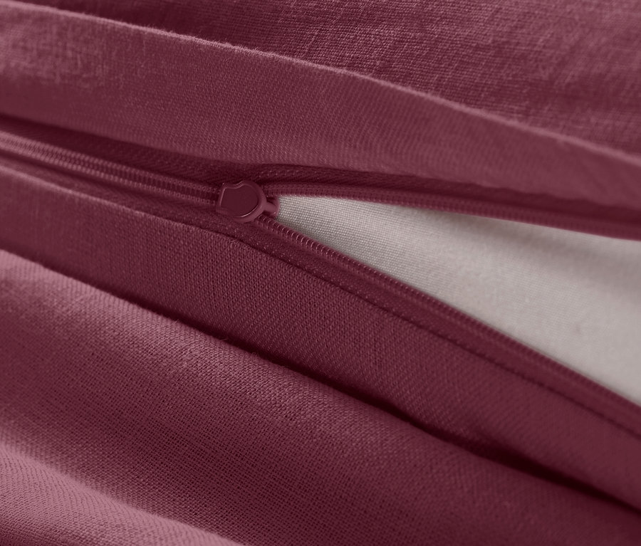 A málnaszínű, normál méretű lenvászon ágynemű részletgazdag képe, cipzárral.