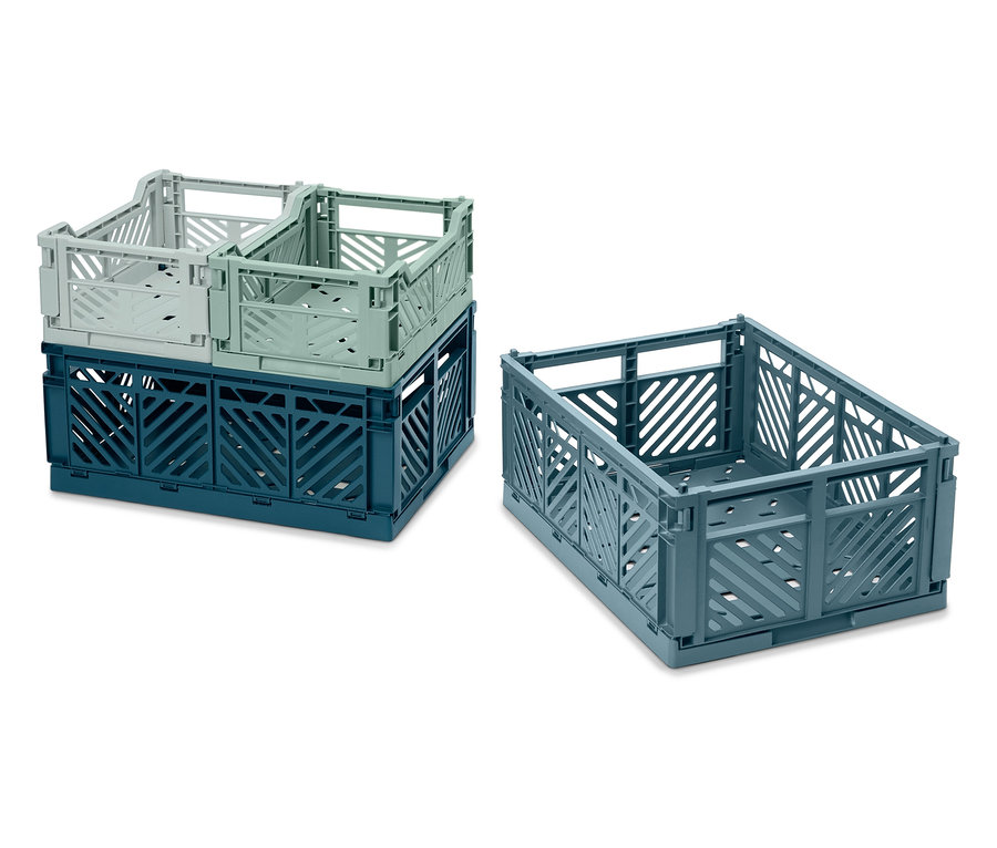 Két egymásra rakható összecsukható doboz, egy kék és egy szürke, és egy szürke doboz mellettük.