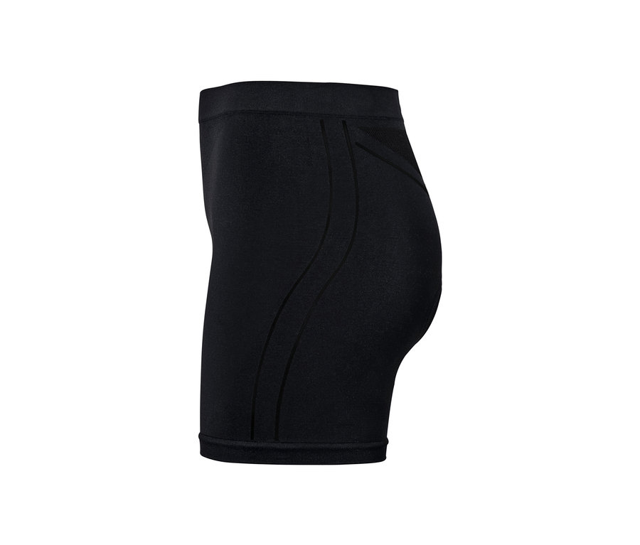 Fekete kerékpáros alsónadrág fehér háttérrel.