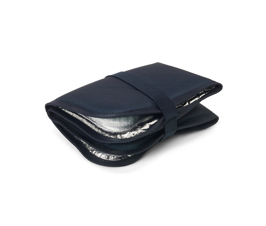Egy sötétkék, összehajtható termo ülőpárna, ezüst belső résszel.