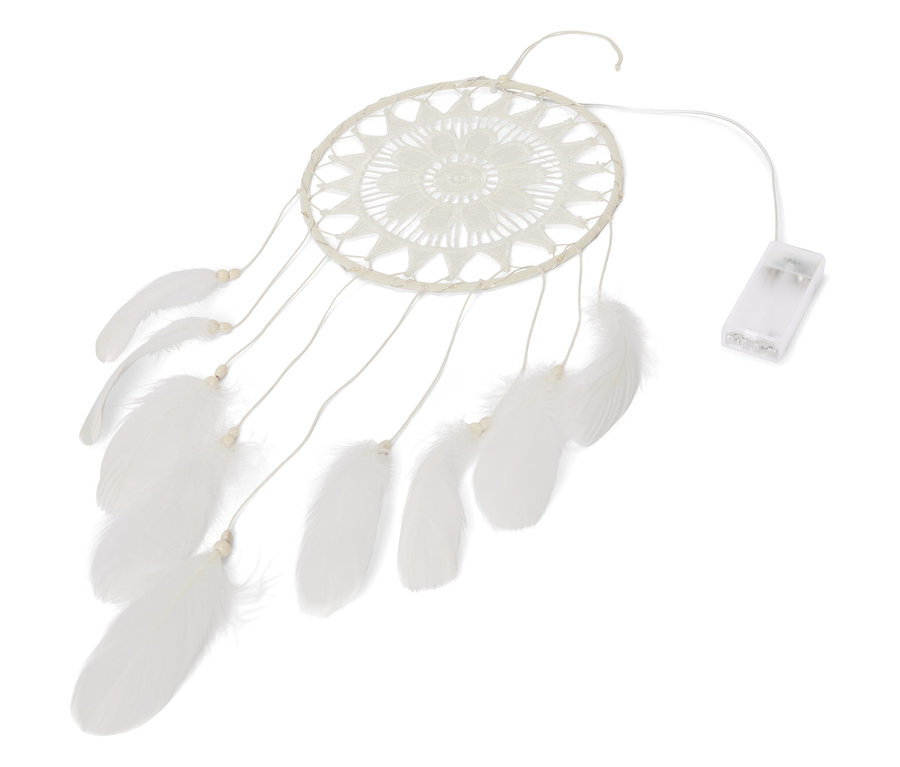 Egy LED-es világítású álomfogó közeli képe fehér tollakkal, fehér háttérrel.