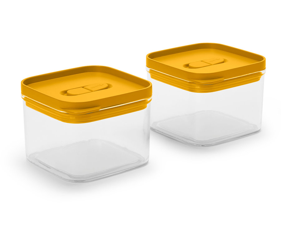Két négyzet alakú, átlátszó tároló mustársárga fedővel.