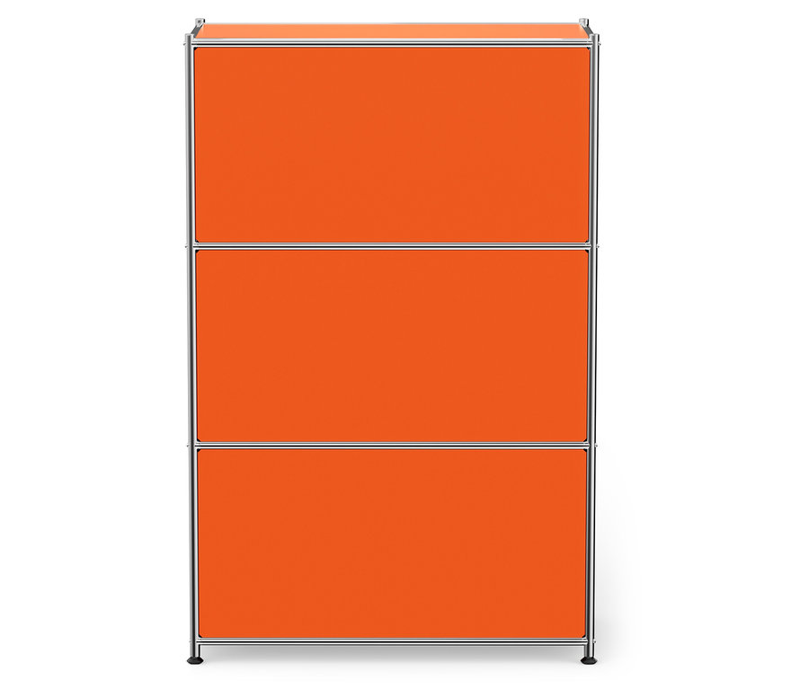 Narancssárga szekrény három polccal és ezüst kerettel.