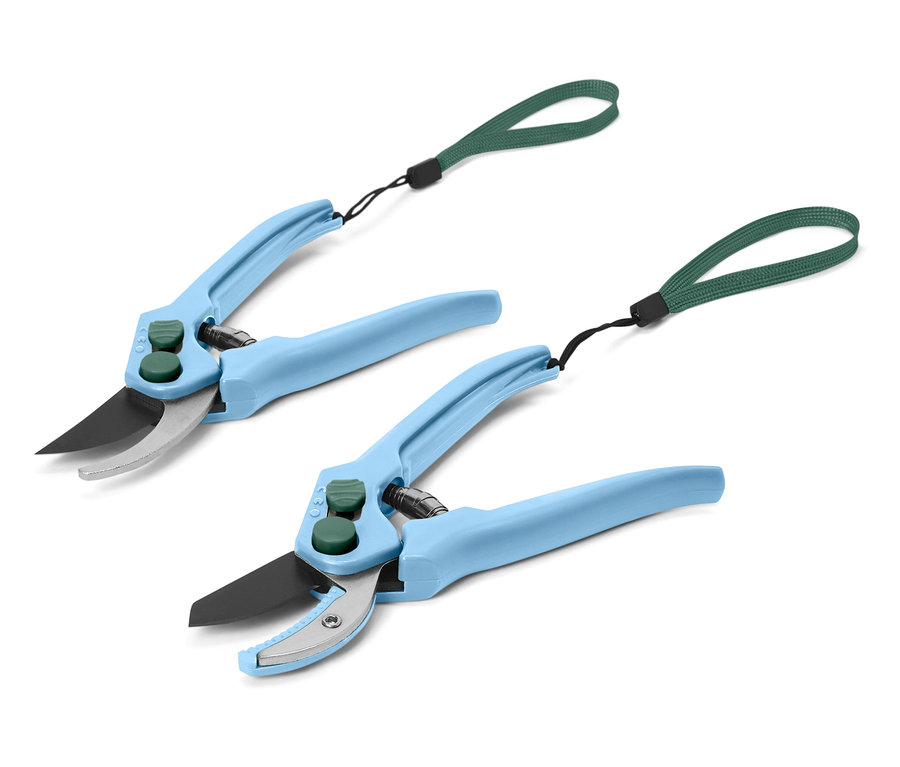 Két kék nyelű, zöld hurkos kerti metszőolló.