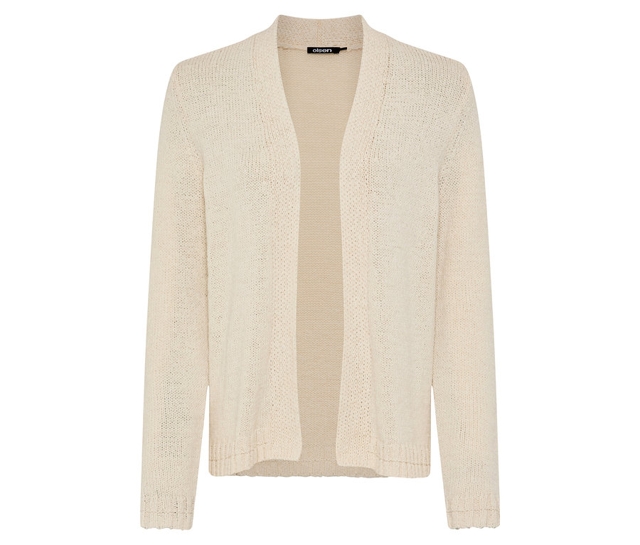 Egy krémszínű, nyitott kötött kardigán hosszú ujjakkal fekszik egy fehér felületen.