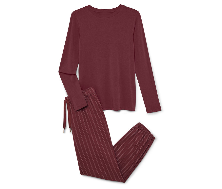 Egy bordó, hosszú ujjú pizsama és egy csíkos nadrág fekszik egy fehér háttéren.