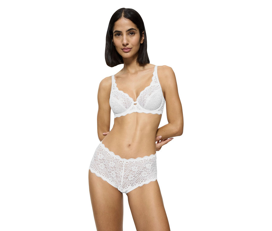 Nő visel fehér csipke melltartót és hozzáillő csipke rövidnadrágot.