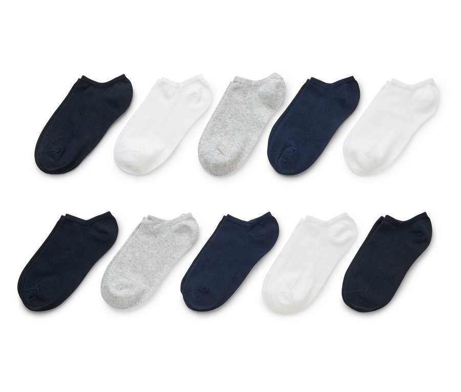 Tíz zokni sötétkék, fehér és szürke színben sorakozik.