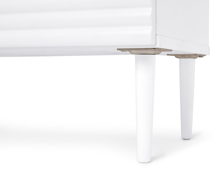 Részletes kép egy fehér bútorról, két lábbal.