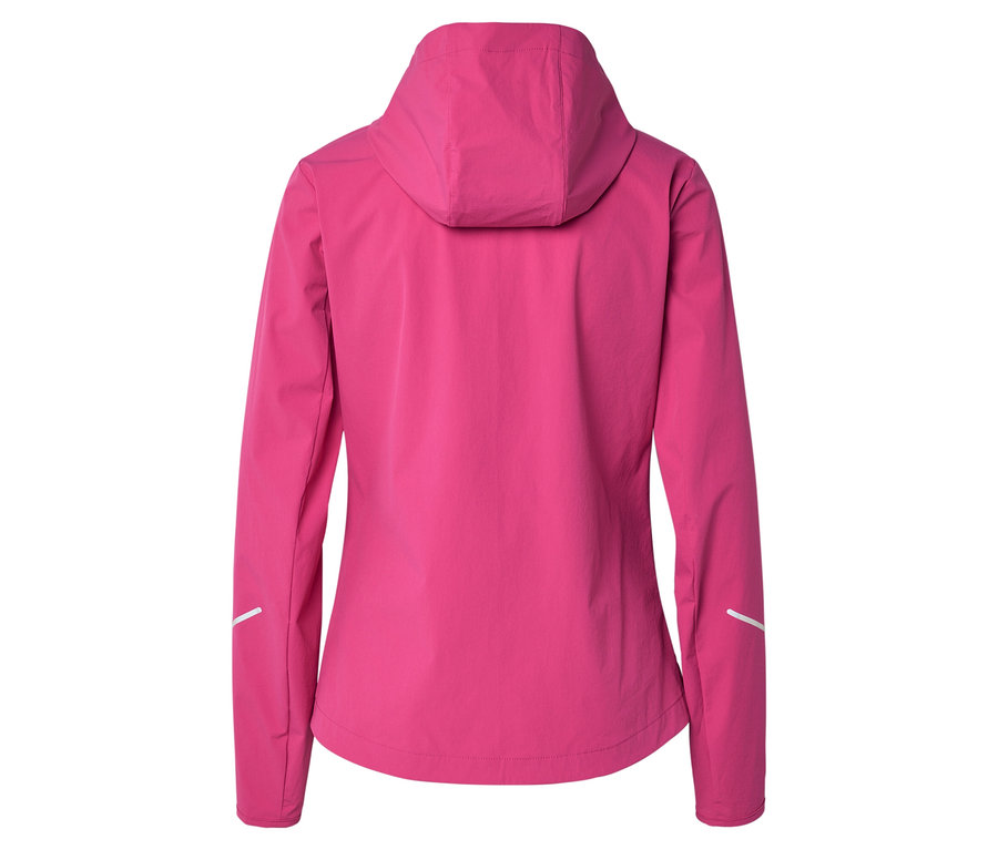Hátulnézet egy rózsaszín softshell kabátról kapucnival.