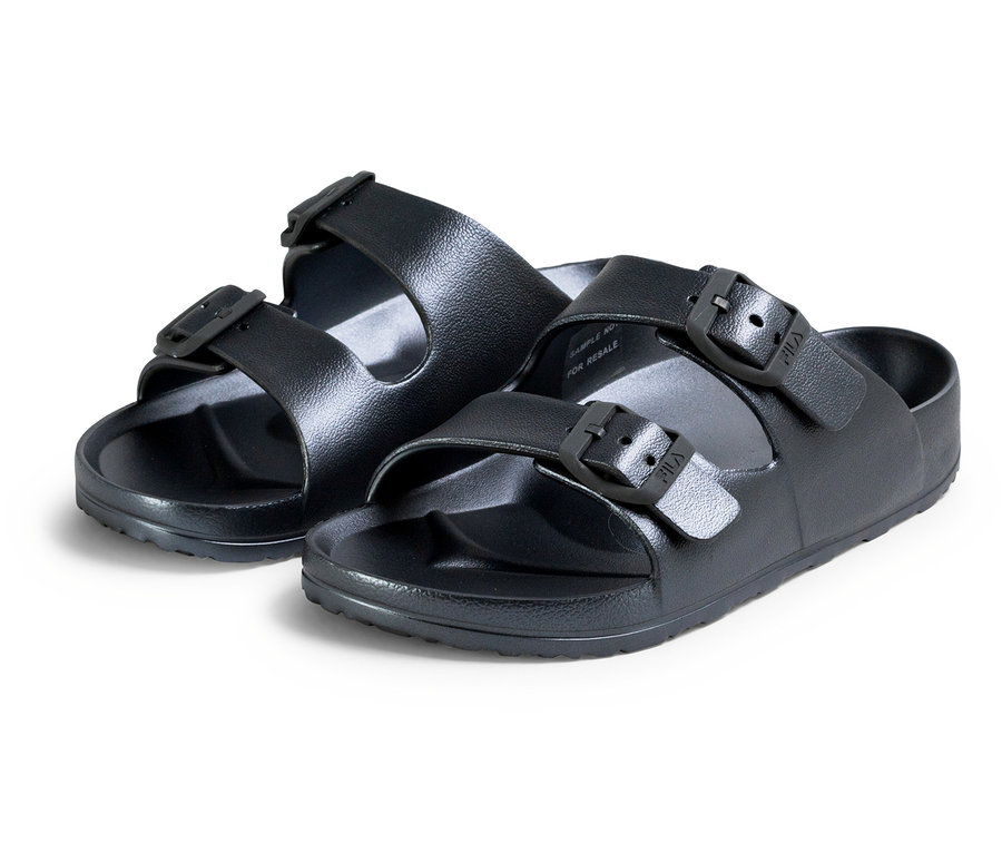 Két fekete FILA Matero női papucs áll egymás mellett.