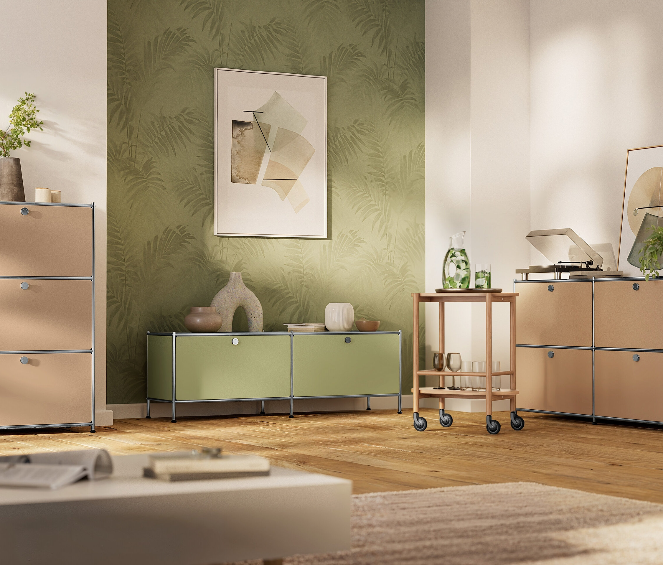 Nappali bézs és lime zöld USM bútorokkal, köztük polcokkal és egy tálalókocsival, fa padlón.