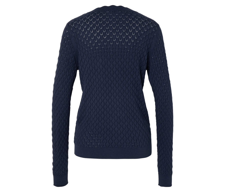 Hátulról fényképezett, sötétkék, áttört mintás kötött kardigán.