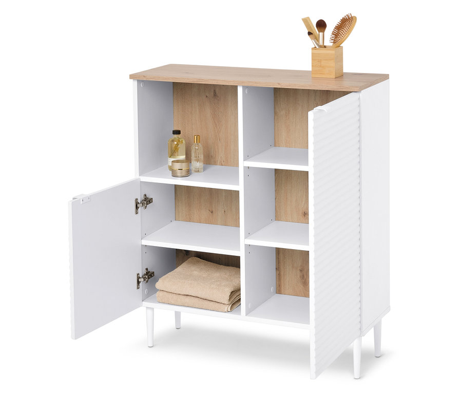 Fehér fürdőszobai szekrény nyitott bal oldali ajtóval, törölközőkkel, kozmetikumokkal és sminkecsetekkel.