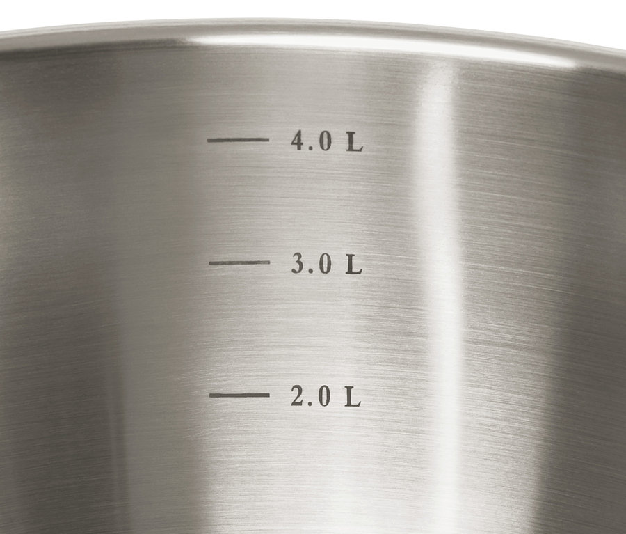 Egy nemesacél keverőtál belső részletének közeli képe literskálával.