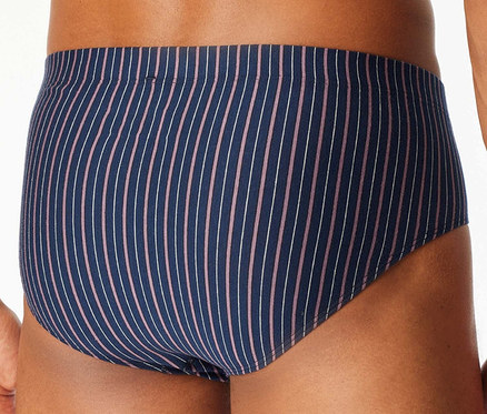 Hátulnézet egy férfiról, aki kék, fehér és rózsaszín csíkos alsónadrágot visel.