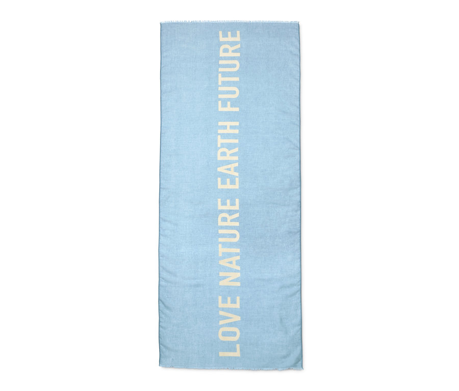 Világoskék szövetsál "LOVE NATURE EARTH FUTURE" felirattal.