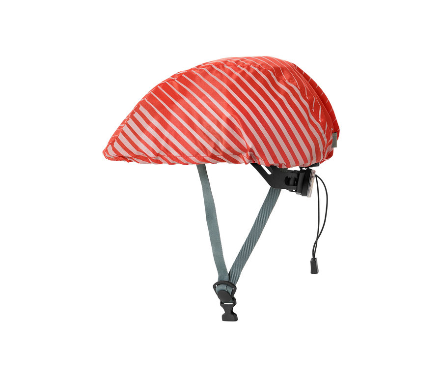 Egy narancs-fehér csíkos bukósisak védőhuzat van egy bukósisakon.