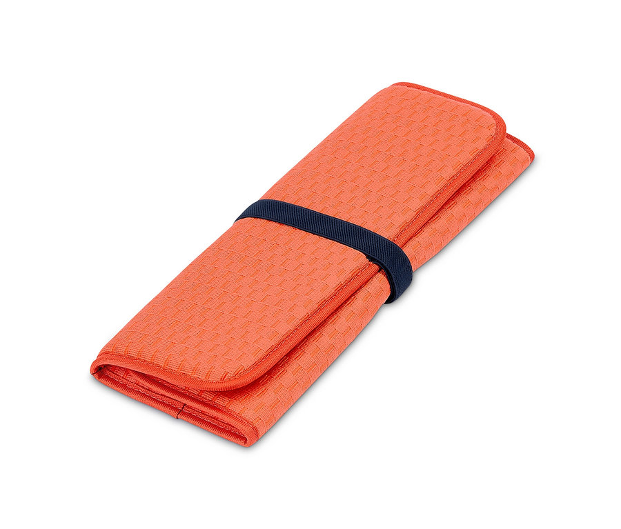 Narancssárga, összehajtott edénycsepegtető alátét, amelyet sötétkék gumiszalag tart össze.