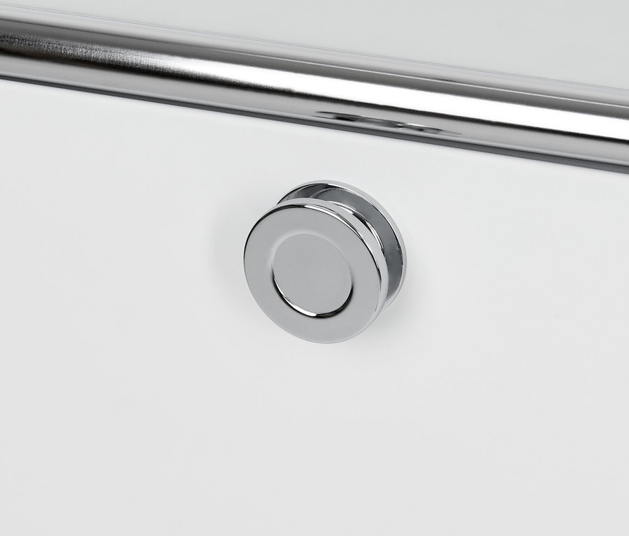 Egy fehér fém bárkocsi részlete krómozott fogantyúval és kerek gombbal.