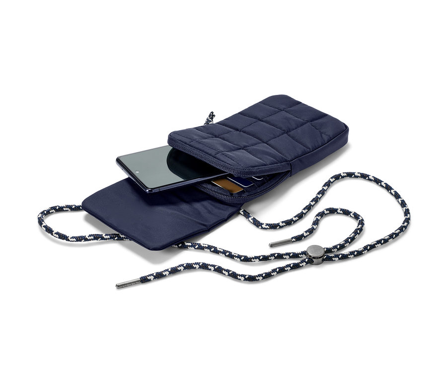 Egy sötétkék hőszigetelt okostelefon-táska, benne egy telefon és kártyák.