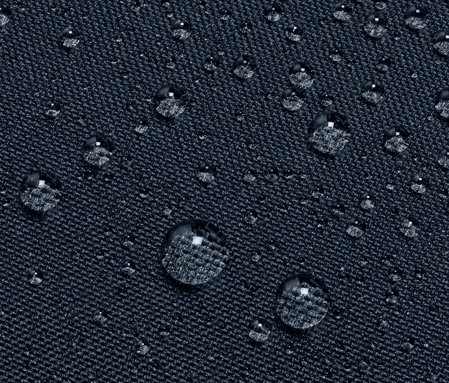 Egy strandmatrac (kb. 70 x 180 cm) közeli képe vízcseppekkel a felületén.