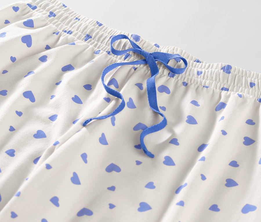 Szívecskés pizsama alsó részlete, kék húzózsinórral.