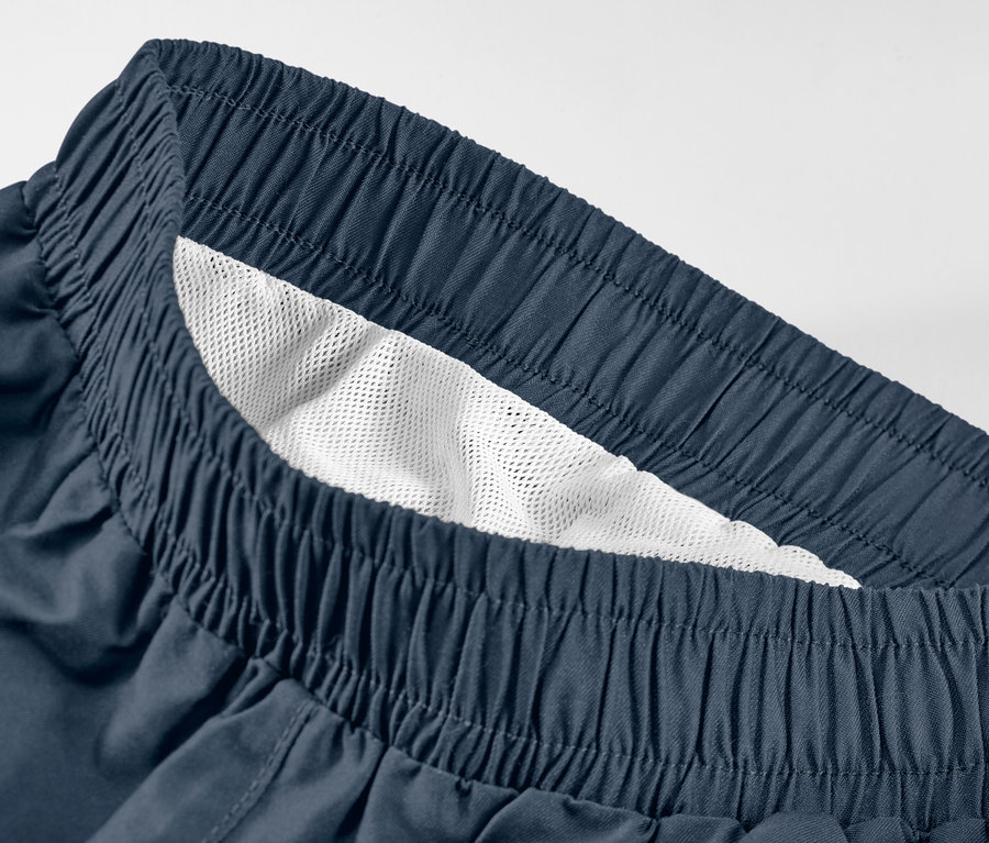 Kisfiú, sötétkék fürdőnadrág részlete.