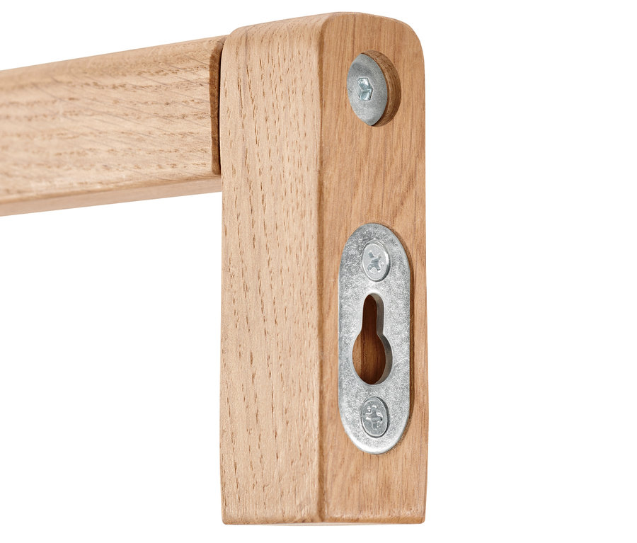 Egy fa ruhaállvány részlete.