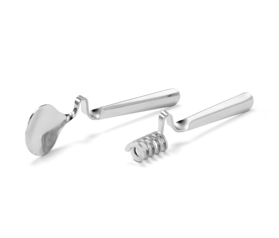 Két lekváros kanál és mézcsurgató fehér háttérrel.