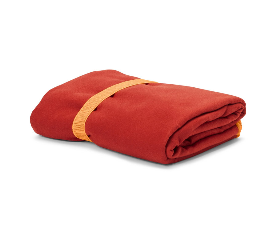 Összetekert kültéri törölköző, kb. 70 x 140 cm, narancssárga gumival átkötve.