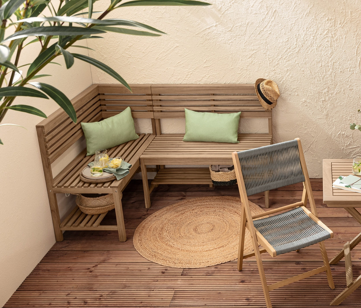 Kerti ülőgarnitúra »Lenja« összecsukható asztallal, 2 összecsukható székkel, 2 kültéri párnával és 2 »Tinus« virágtartó ládával.