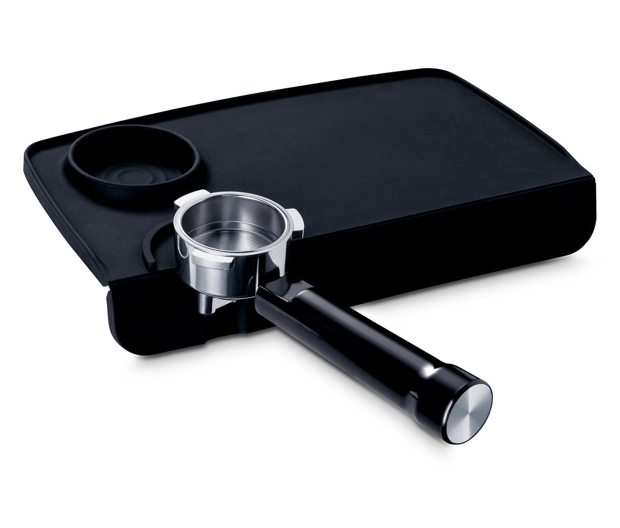 Fekete tamper pad és egy ezüst kávészűrő.