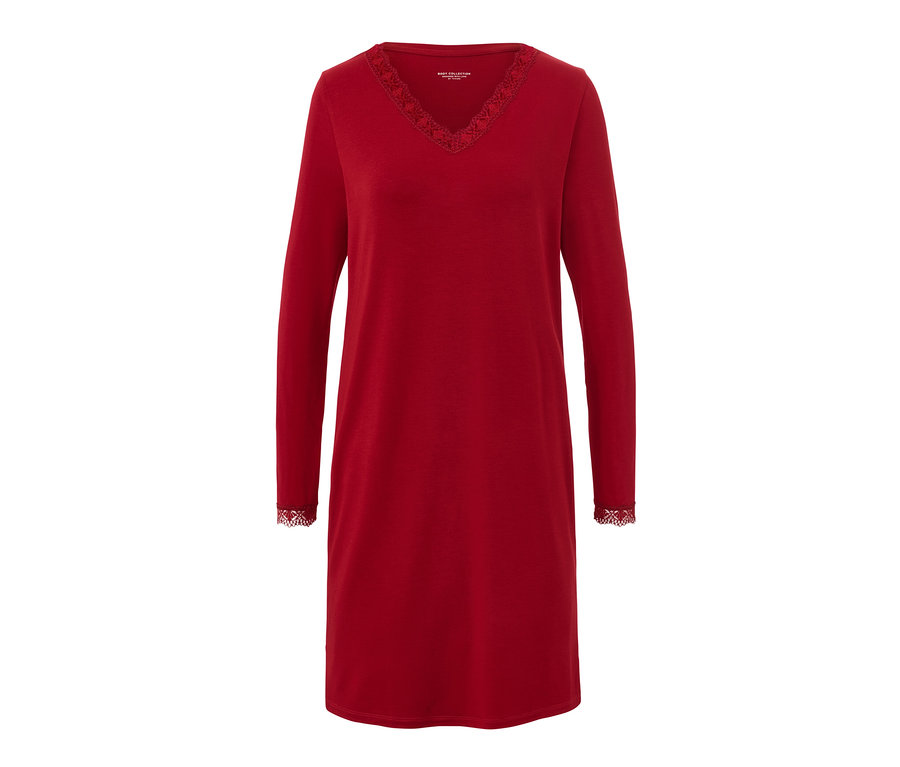 Piros hálóing csipkerátéttel a V-nyakkivágáson és a hosszú ujjak végén.