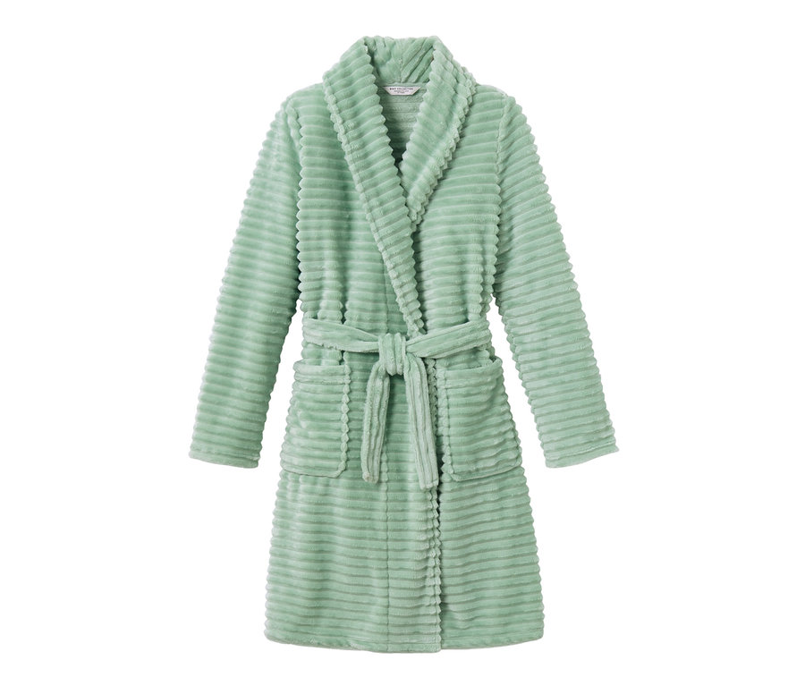 Egy világoszöld, öves és zsebes női plüssköntös.