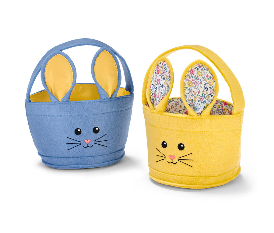 Két húsvéti kosár nyuszifülekkel, egy kék és egy sárga.