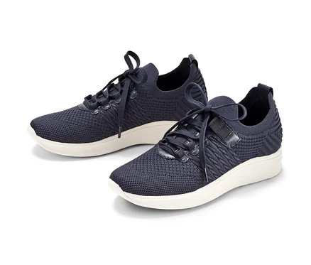 Két sötétkék női sneaker cipő fehér alapon.