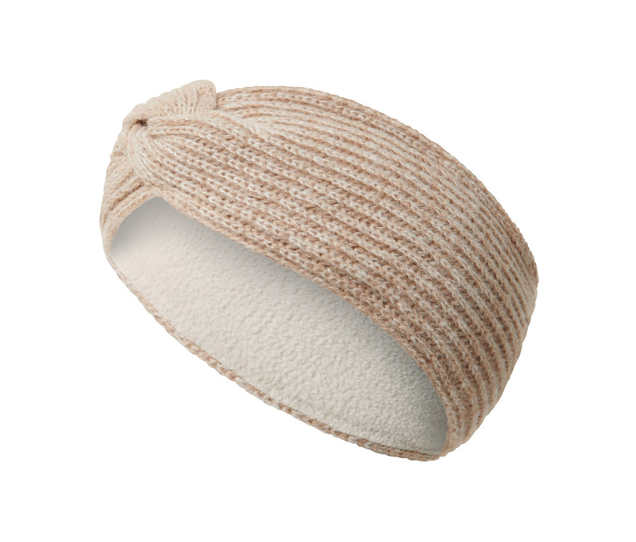 Homokszínű kötött fejpánt fehér háttérrel.