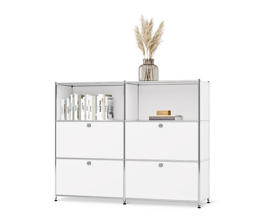 Fehér fém »CN3« komód áthelyezhető lenyíló rekeszekkel, rajta egy váza fűvel és könyvek.