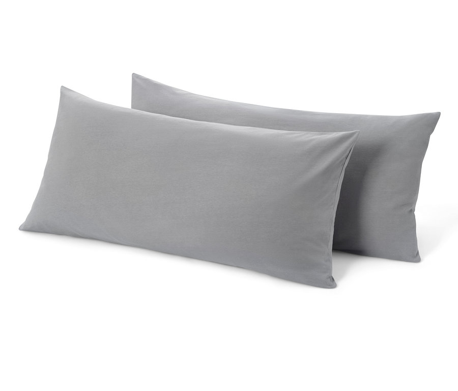 Két szürke jersey párnahuzat fekszik egymás mellett.