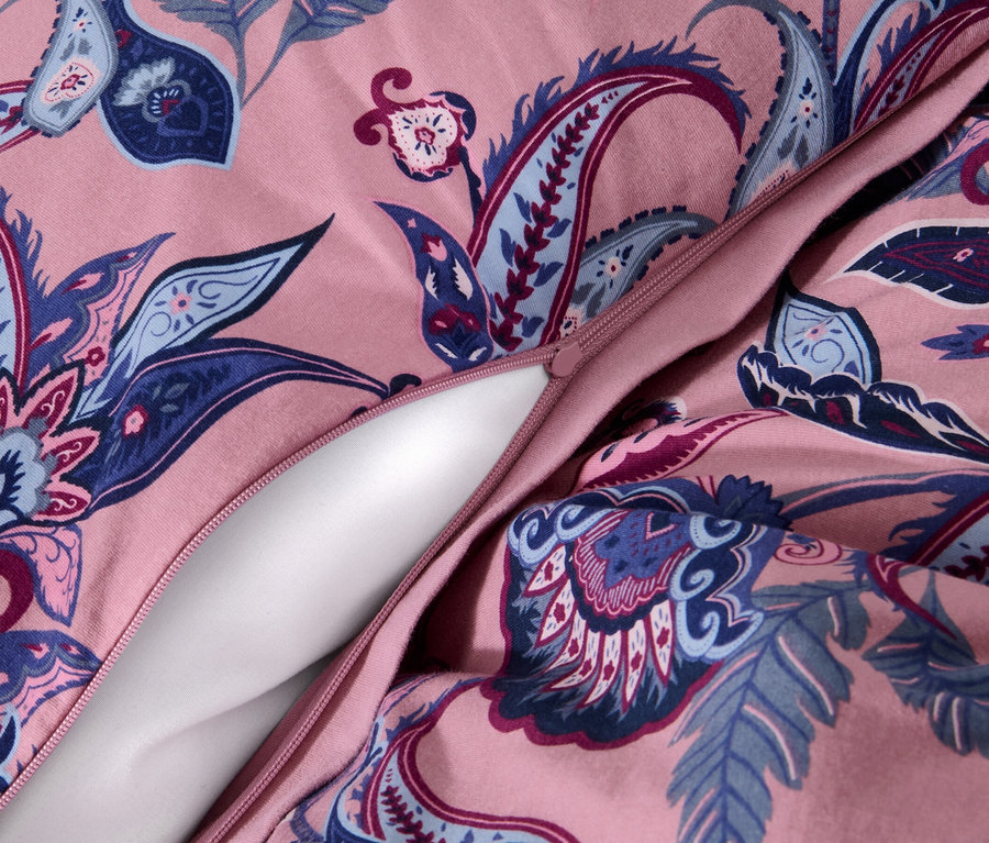 Rózsaszín, virágmintás, cipzáras téli jersey ágynemű részlete.