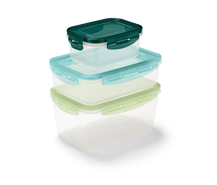 Három egymásra rakott frissentartó doboz.