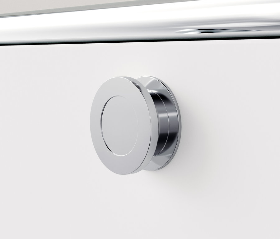Egy fehér »CN3« fém komód részlete kerek, ezüst színű fogantyúval.