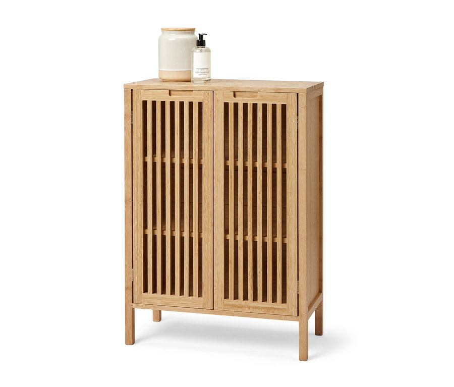 Egy bambusz komód két ajtóval. A komódon egy tégely és egy szappanadagoló áll.