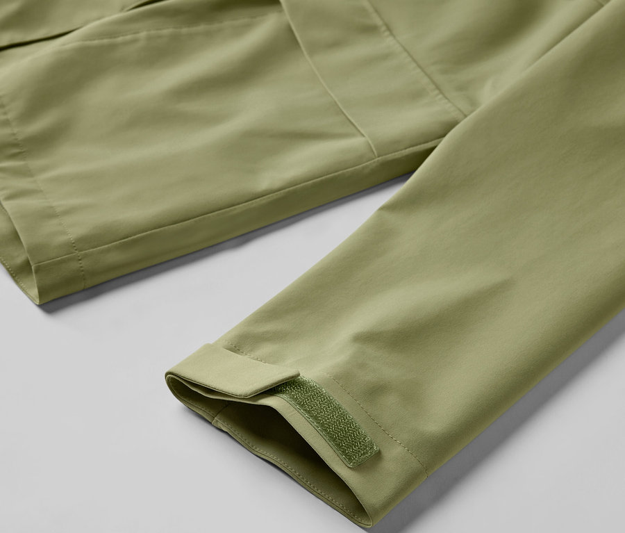 Egy esőkabát részlete.