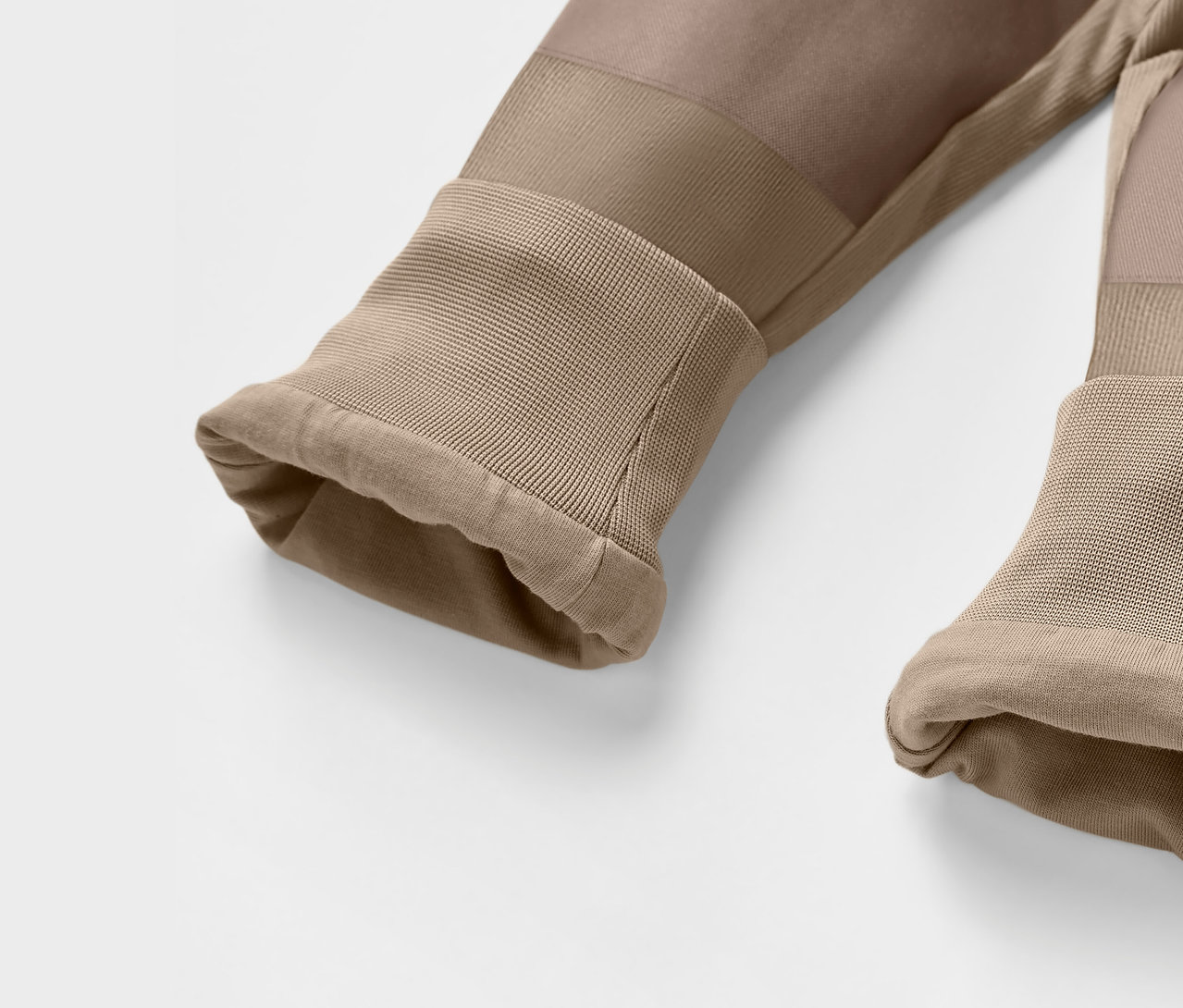 Barna kord szabadidőnadrág részlete gyerekeknek.