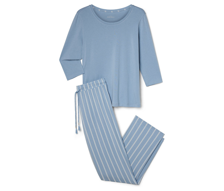 Világoskék pizsama háromnegyedes ujjú felsővel és csíkos nadrággal.