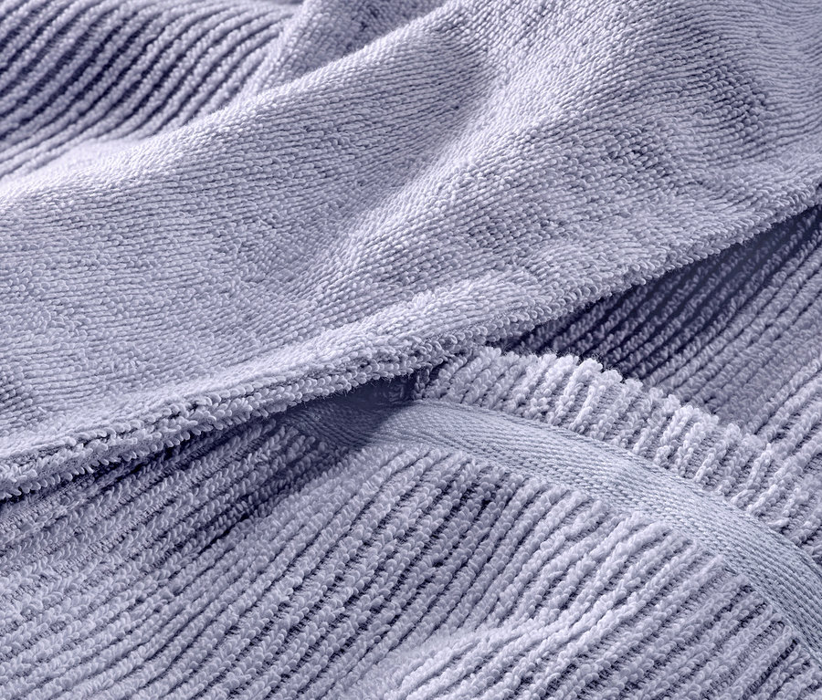 Kék, texturált frottír törölköző részlete.
