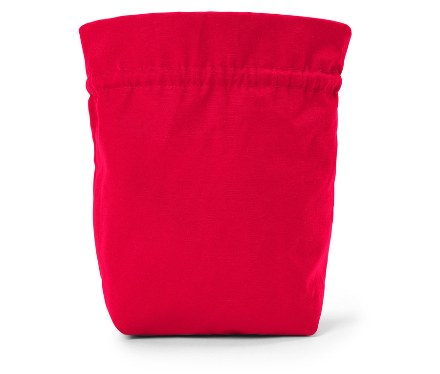 Piros, húzózsinóros szövetzsák fehér háttéren.