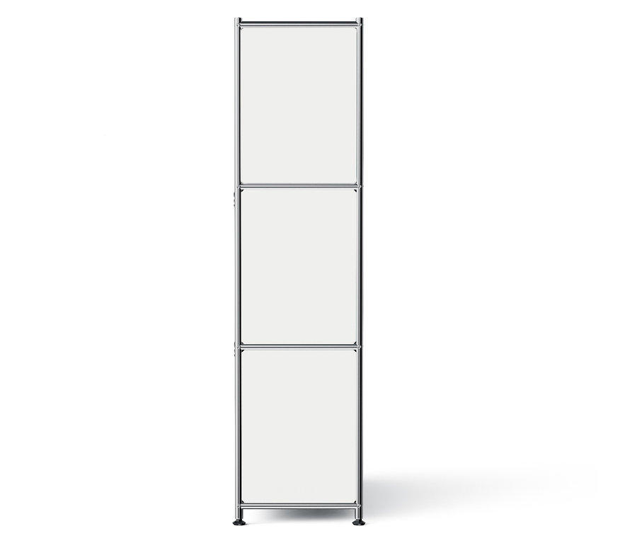 Ezüst polc három fehér polccal, fehér háttér előtt.